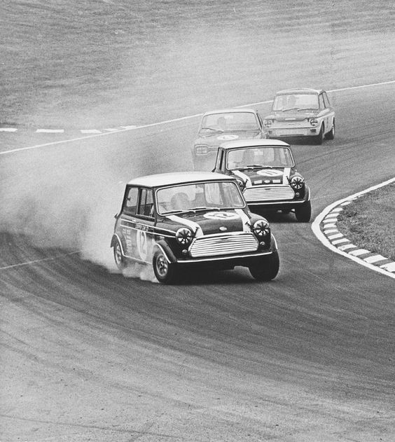L'Histoire de John Cooper : L'Héritage Derrière la Mini Cooper