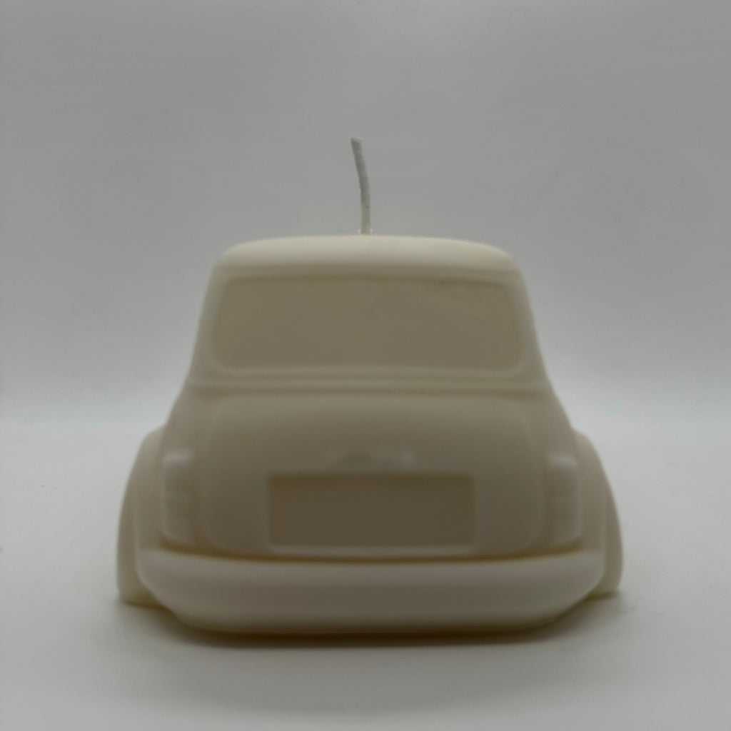 Vue arrière de la bougie artisanale Austin Candle en forme de Mini Austin classique, réalisée en cire de soja blanche