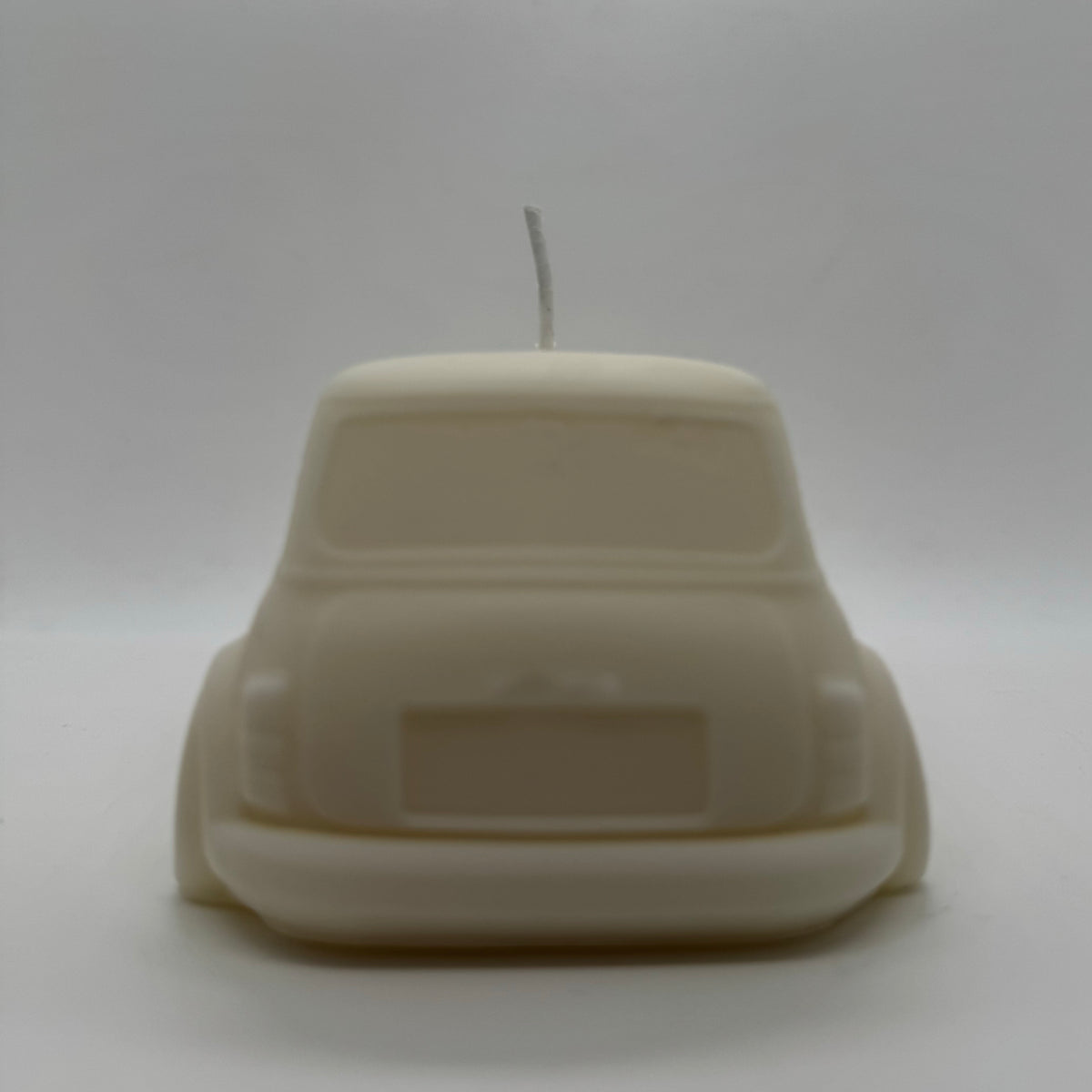 Vue arrière de la bougie artisanale Austin Candle en forme de Mini Austin classique, réalisée en cire de soja blanche