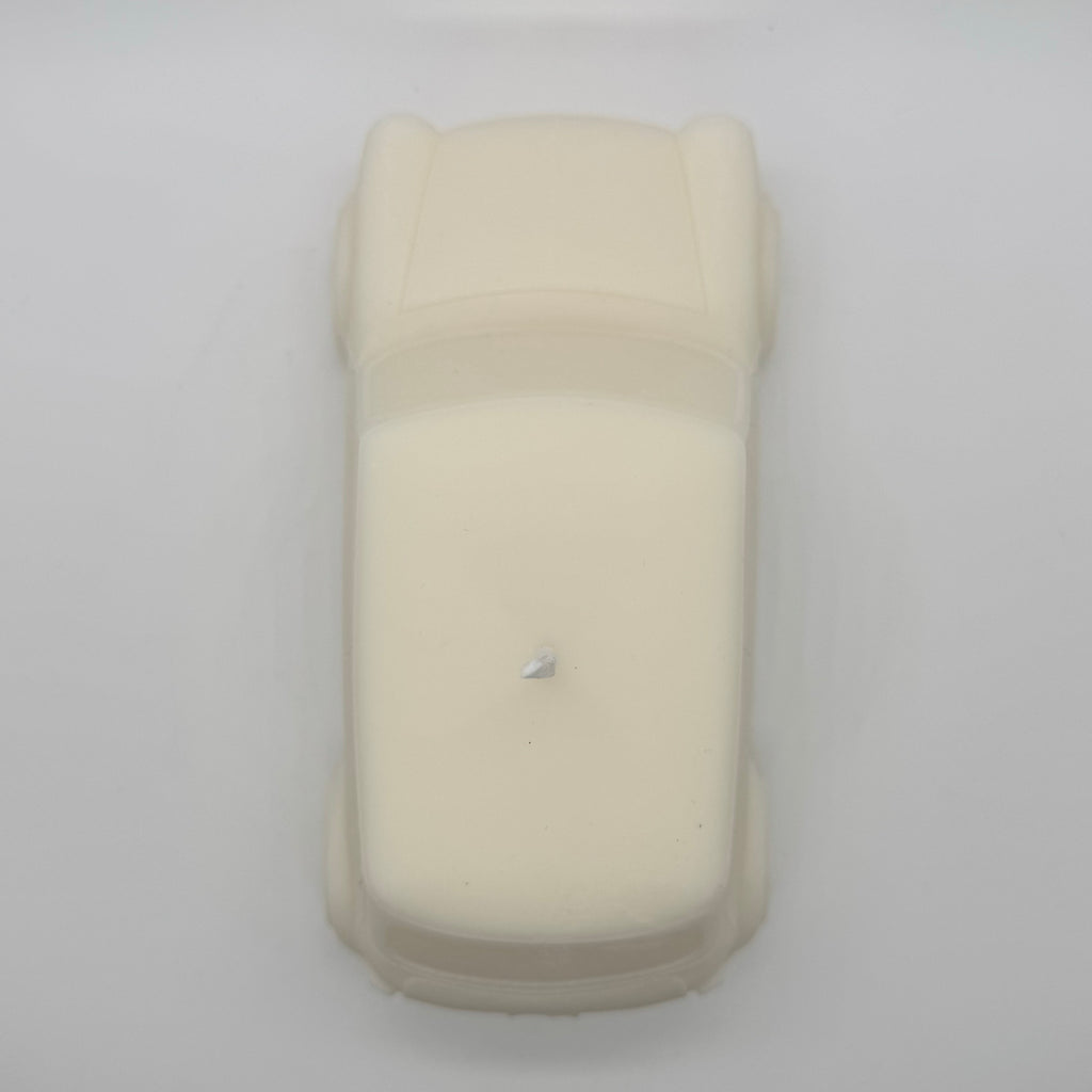 Vue de dessus de la bougie Austin Candle en cire de soja blanche, avec le toit de la Mini classique et sa mèche centrale
