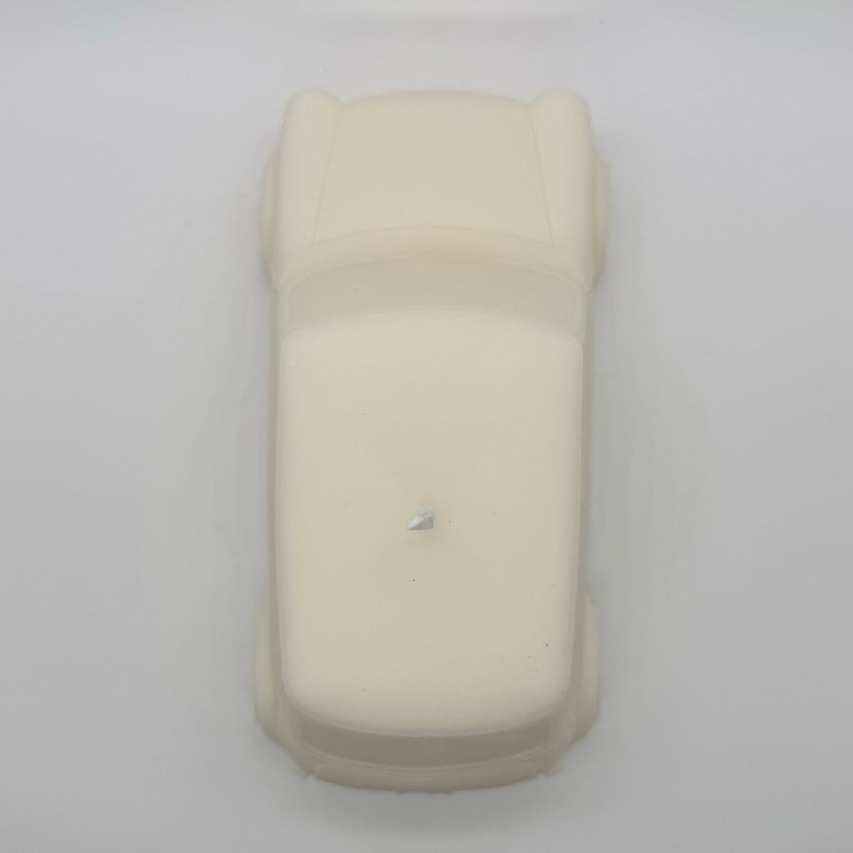 Vue de dessus de la bougie Austin Candle en cire de soja blanche, avec le toit de la Mini classique et sa mèche centrale