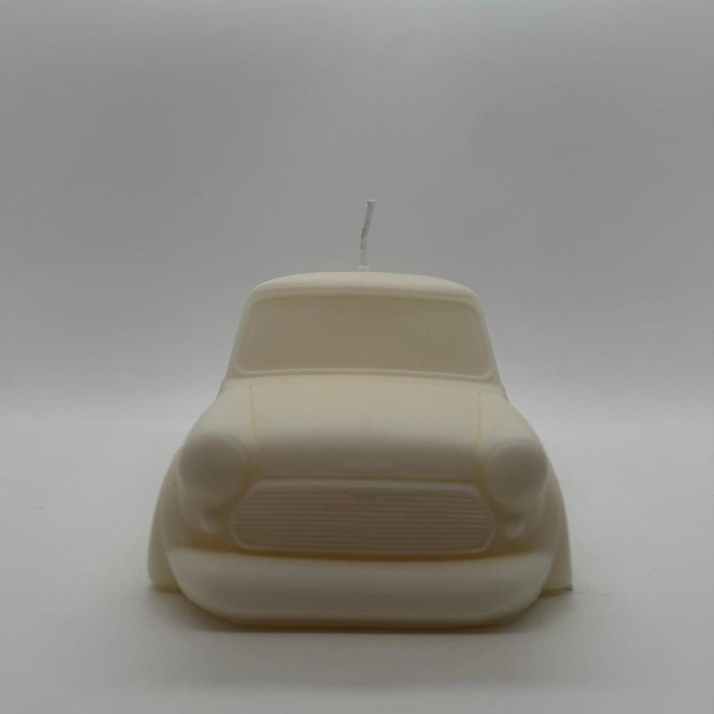 Vue de face de la bougie Austin Candle en cire de soja blanche, reproduisant la calandre et les phares d'une Mini Austin classique