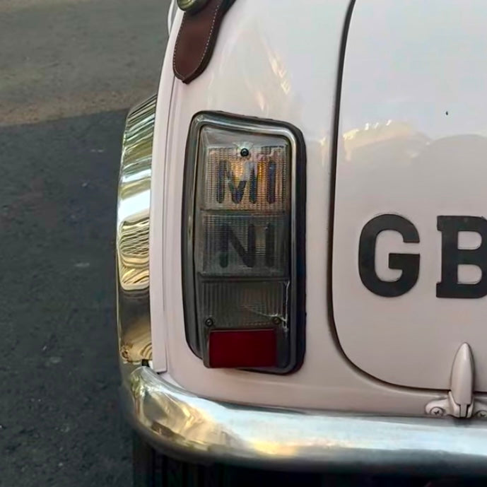 Kit adhésif Édition Limitée MINI installé à l'intérieur du cabochon de feu arrière d'une Mini Austin blanche MK2 à MK3, clignotant éteint

 Copier