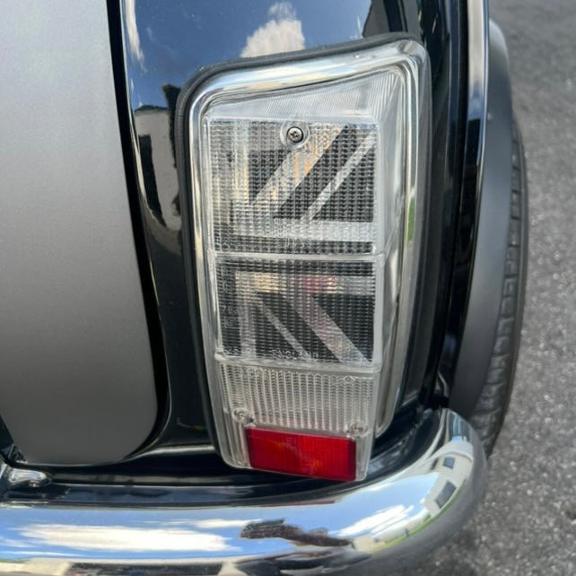 Vue rapprochée du kit adhésif Union Jack 2.0 noir à l’intérieur du cabochon transparent d’une Mini Austin MK4 à MK7