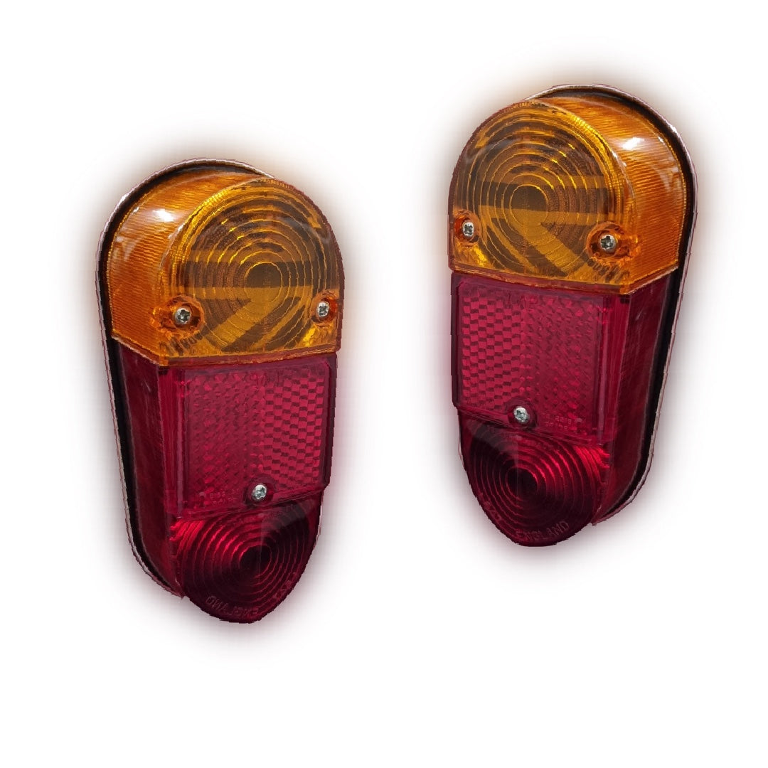 Deux cabochons de feux arrière de Mini Austin MK1 avec kit adhésif Union Jack installé à l'intérieur, sur fond blanc