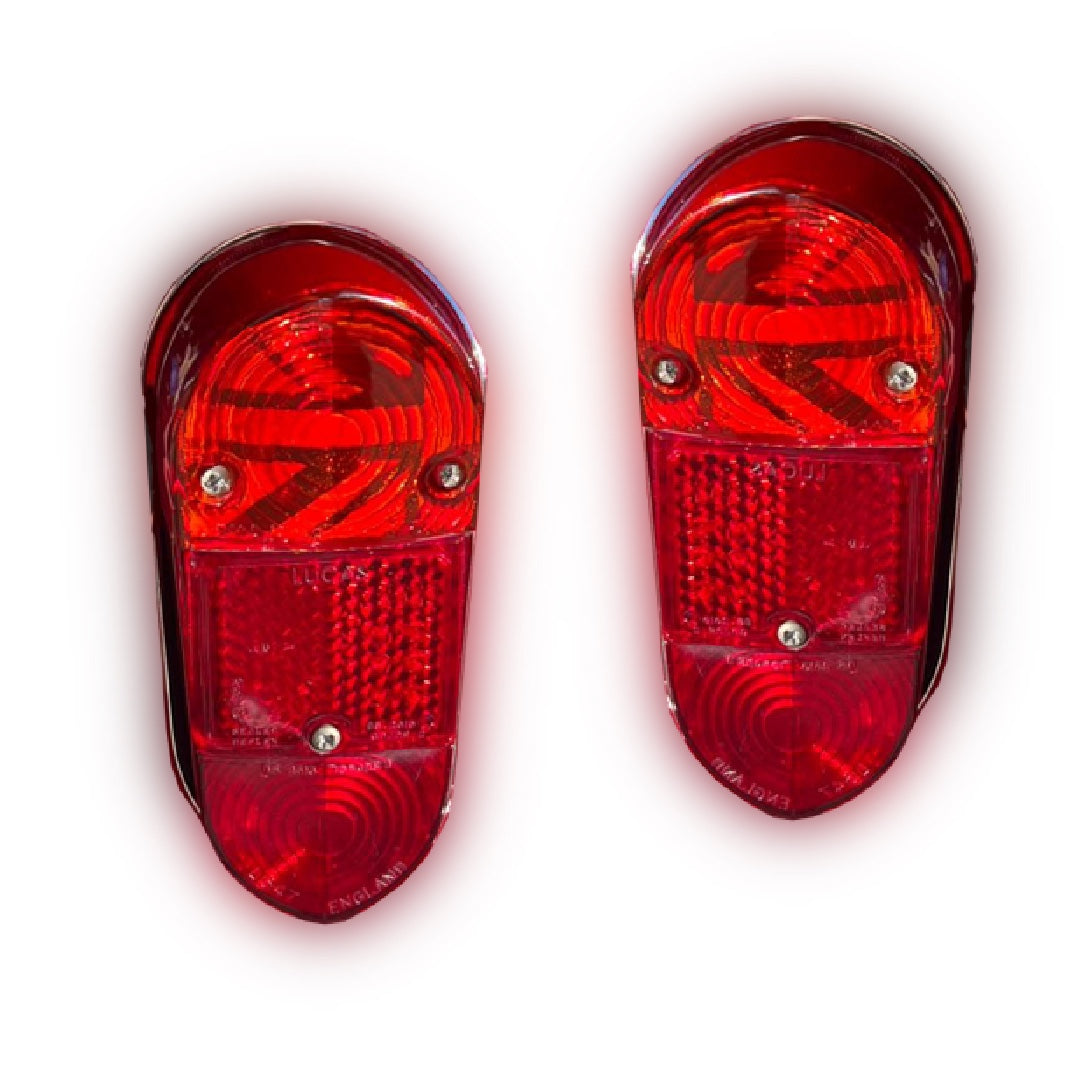 Deux cabochons de feux arrière de Mini Austin MK1 avec motifs Union Jack installés à l'intérieur, présentés sur fond blanc