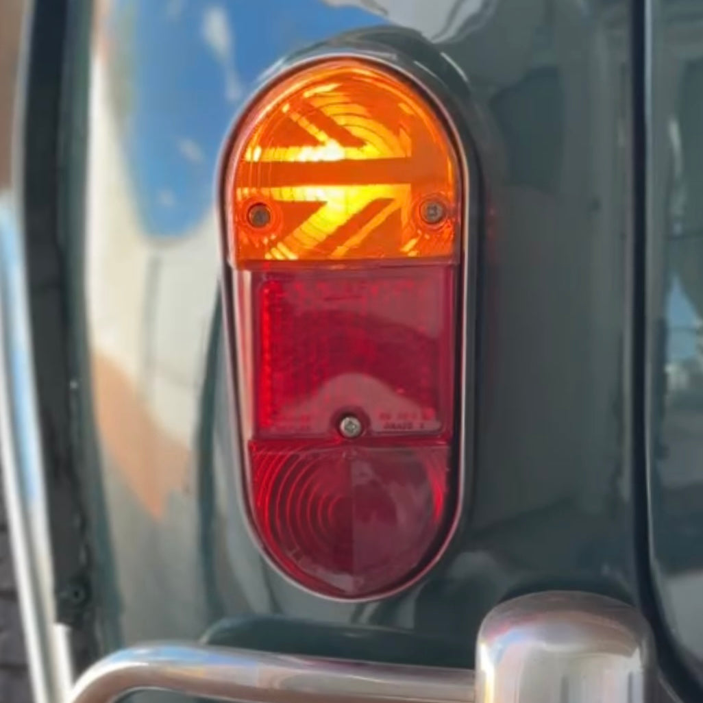 Kit adhésif Union Jack MK1 installé à l'intérieur du cabochon de feu arrière d'une Mini Austin classique