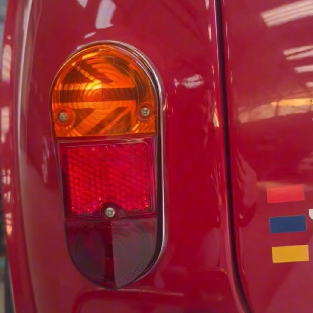 Gros plan du motif Union Jack installé à l'intérieur du cabochon de feu arrière d'une Mini Austin MK1 rouge