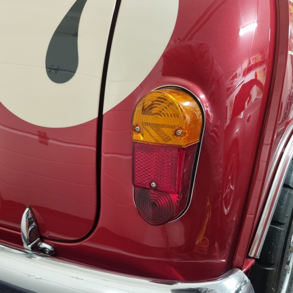 Feu arrière d'une Mini Austin rouge avec kit adhésif Union Jack MK1 installé à l'intérieur du cabochon d'origine