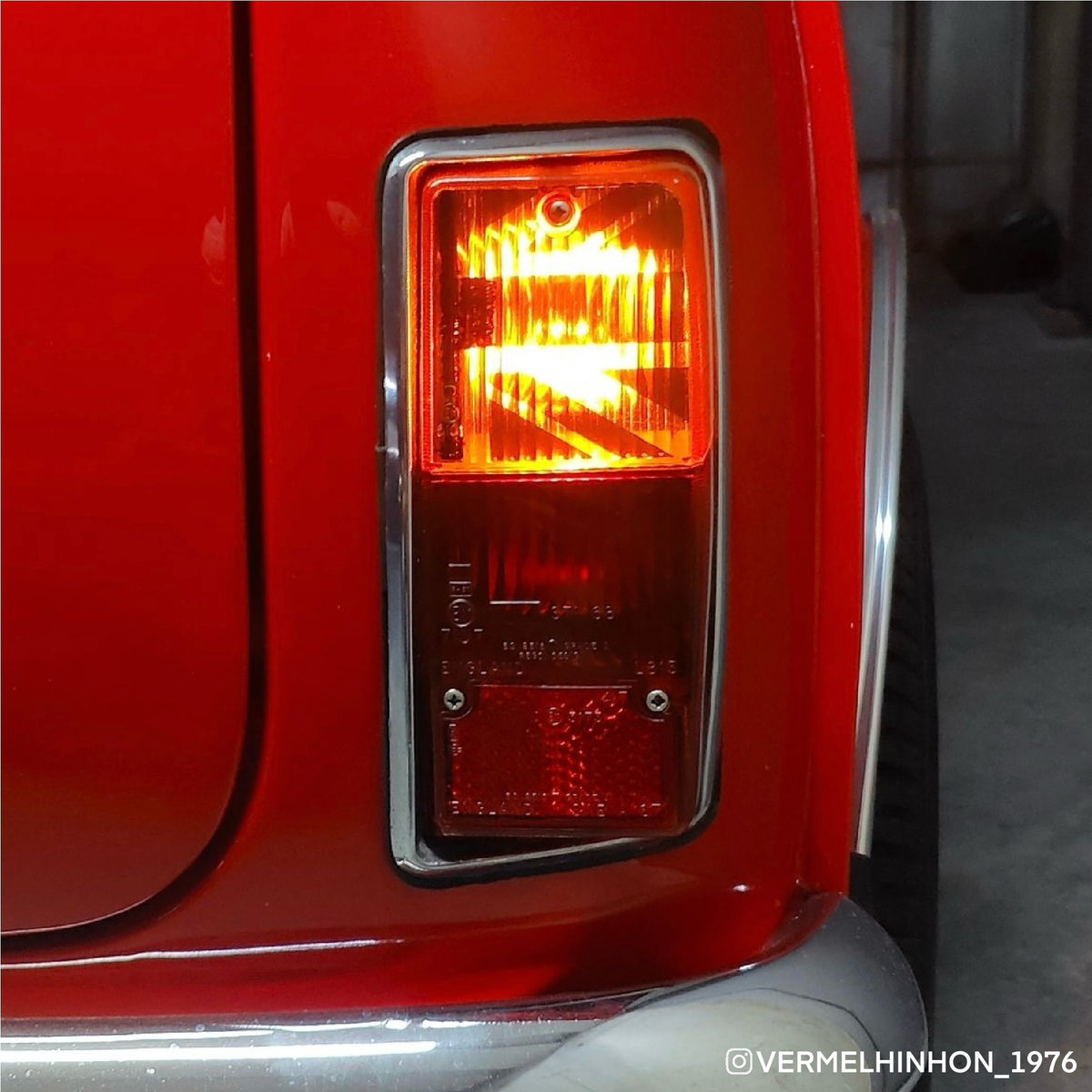 Clignotant arrière allumé sur une Mini Austin rouge, avec motif adhésif Union Jack MK2-3 visible à travers le cabochon orange