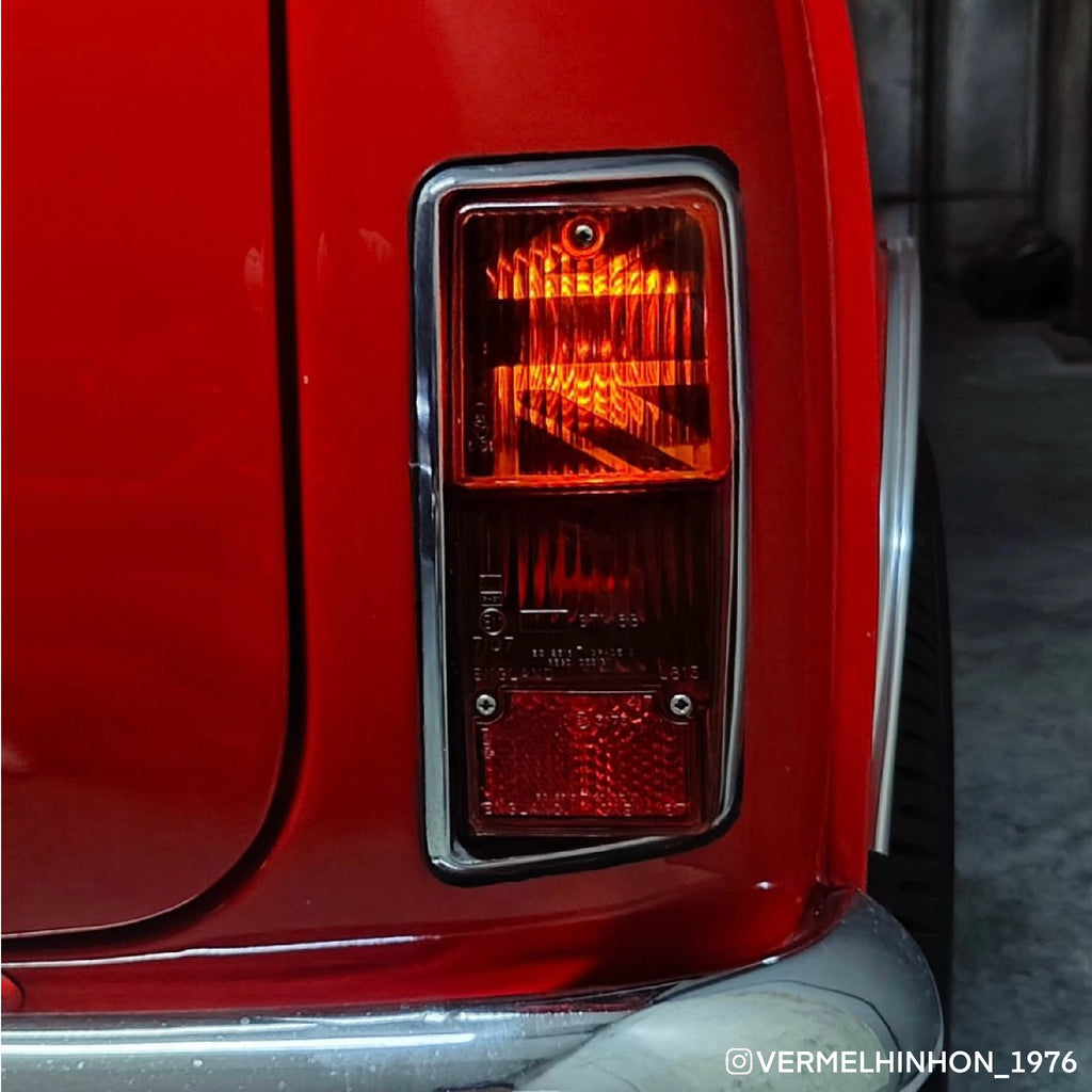 Feu arrière de Mini Austin rouge avec kit adhésif Union Jack MK2-3 visible dans le cabochon orange éclairé