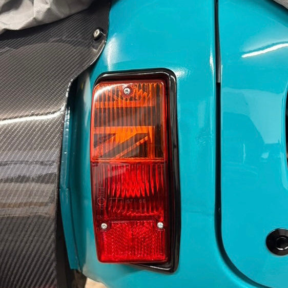 Feu arrière de Mini Austin turquoise avec kit adhésif Union Jack MK2-3 installé à l'intérieur du cabochon orange