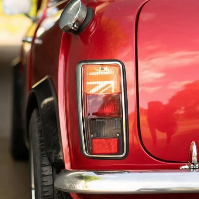 Mini Austin rouge équipée d'un kit adhésif Union Jack à l'intérieur du cabochon de feu arrière MK4 à MK7